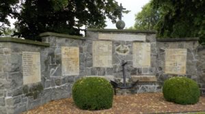Restaurierungsarbeiten am Seefahrerdenkmal Friedhof Meerbeck